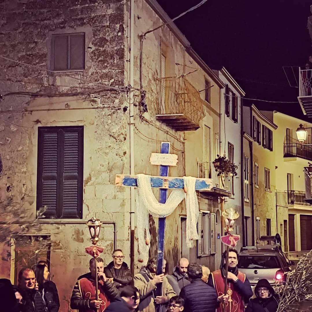 Mussomeli, Via Crucis interparrocchiale partecipata. Sacerdoti e parrocchiani per la “Via dei Santi” hanno invocato la pace