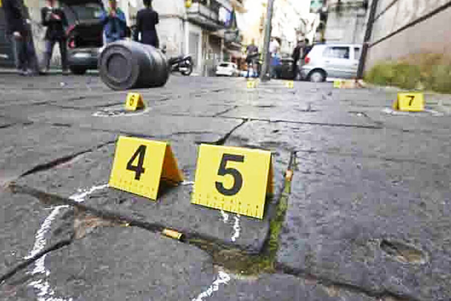 Nel napoletano come nel far-west: agguato in strada, un morto. Cruenta sparatoria in strada fra i negozi aperti