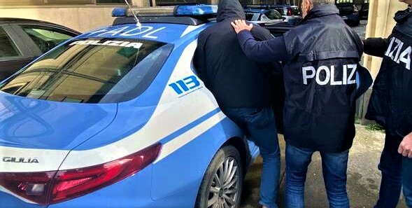 Gela: Polizia ferma i presunti autori di una rapina, sequestrata anche la refurtiva