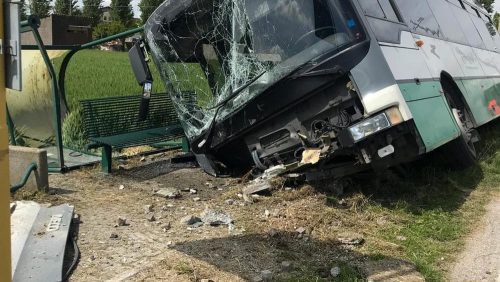 Incidenti stradali: bus fuori strada nel Messinese, 3 feriti