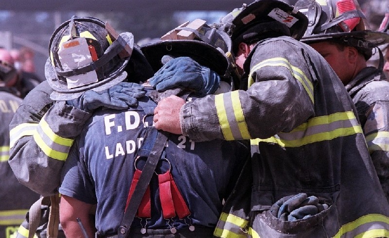 Chicago, vigile del fuoco interviene nell’incendio di casa sua: morti la moglie e i suoi tre figli