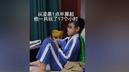 Cina, incredibile punizione: costringe il figlio a giocare per 17 ore ai videogiochi senza dormire