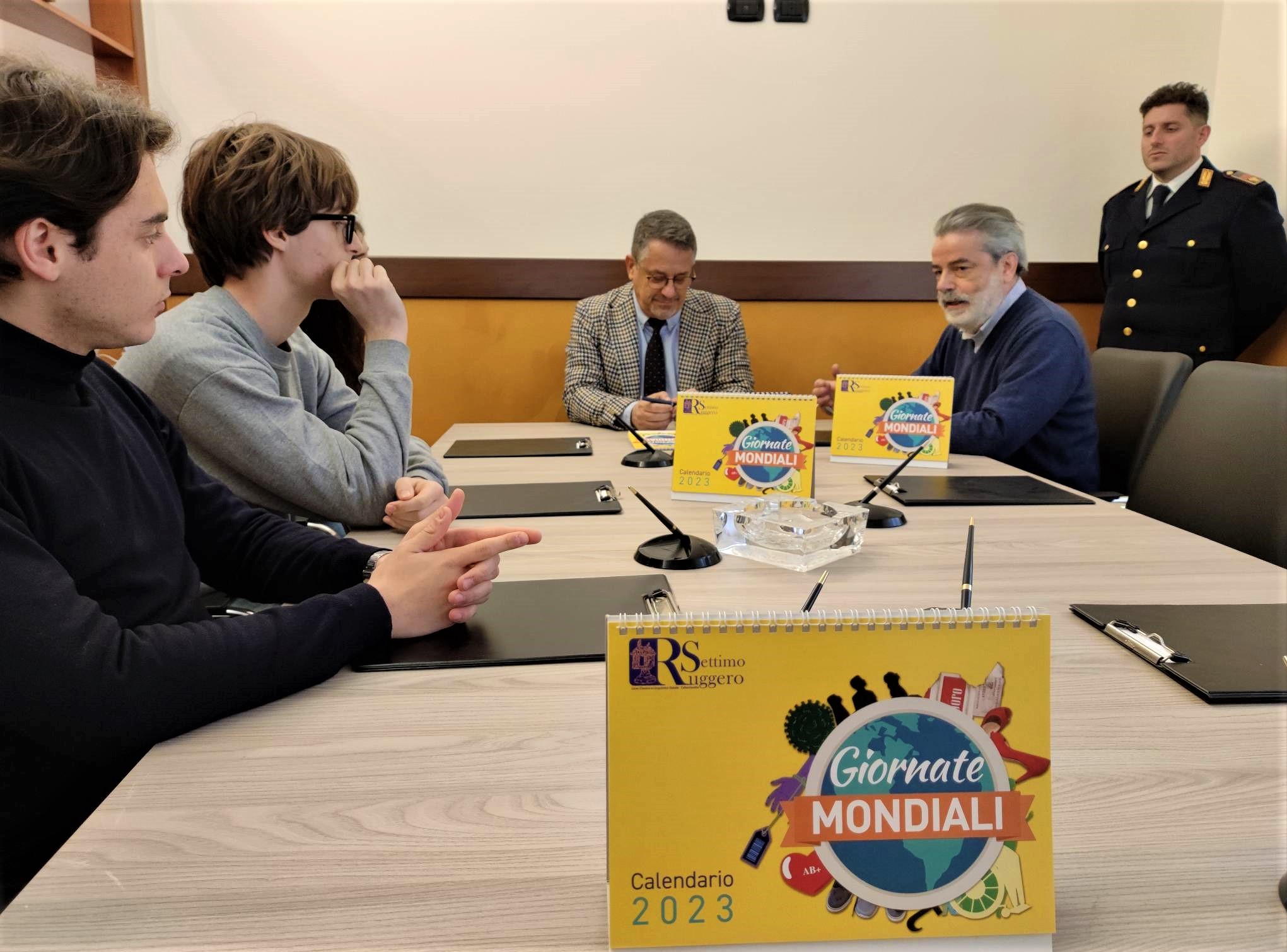 Caltanissetta. Delegazione del Liceo Classico “Ruggero Settimo” ha donato 300 copie del suo “Calendario delle giornate mondiali 2023” al Questore Emanuele Ricifari