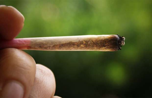 Insegnante fuma una canna e la passa agli studenti: condannata a due anni