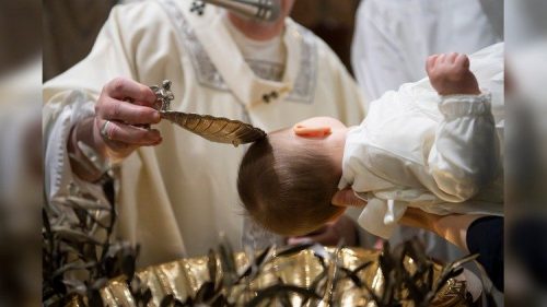 Sfiorata tragedia in un battesimo: padrino viene a contatto con liquido ustionante e ferma in tempo il sacerdote