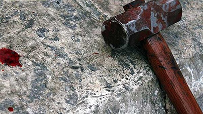 23enne massacra la madre a martellate: arrestato