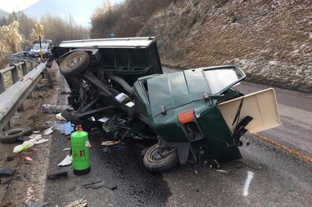 Incidenti stradali: moto ape contro auto, morto un 90enne