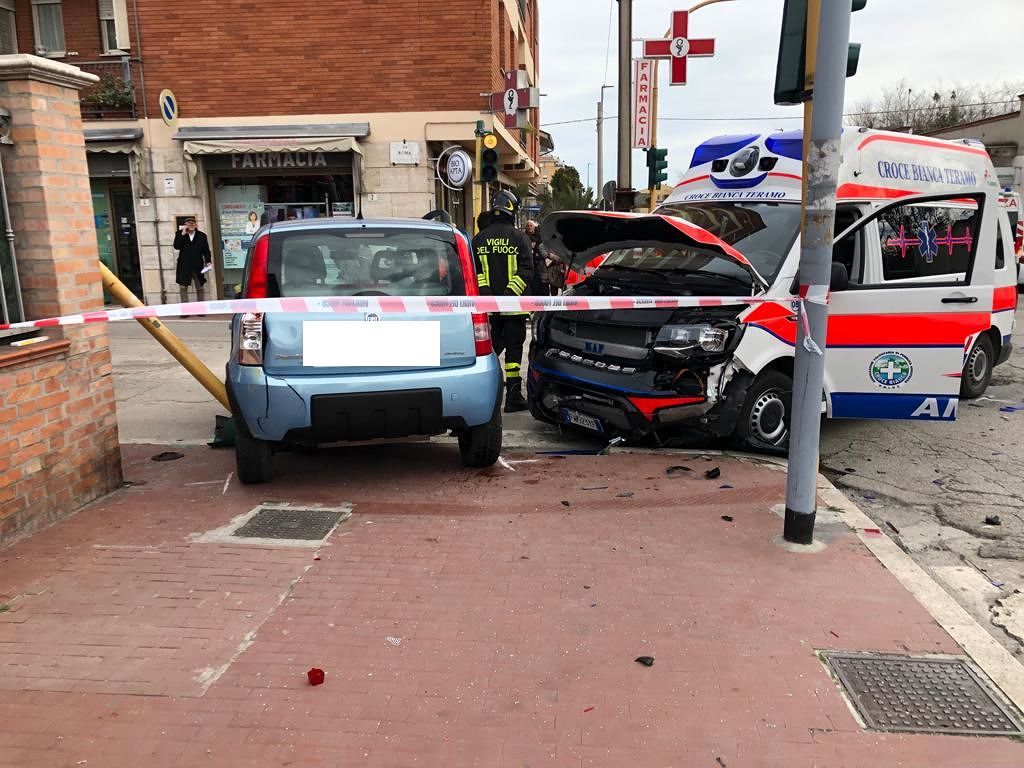 Scontro tra utilitaria e ambulanza, tre feriti