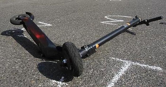 Trentenne su monopattino elettrico muore investito da un’auto il cui conducente è fuggito lasciando a bordo la ragazza che era con lui