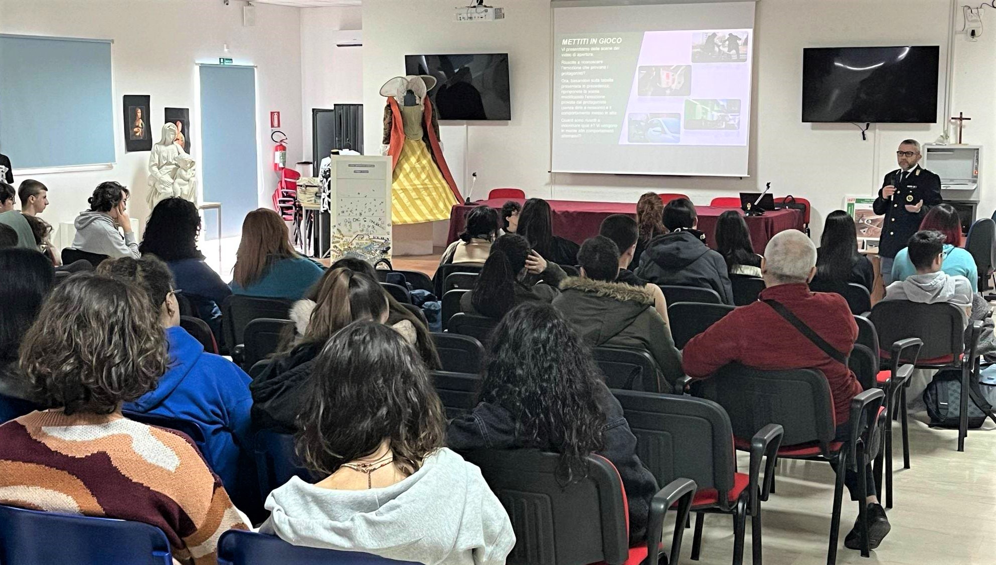 Caltanissetta. La Polizia ha incontrato studenti dell’Istituto “Manzoni – Juvara” per il “Progetto Incroci”