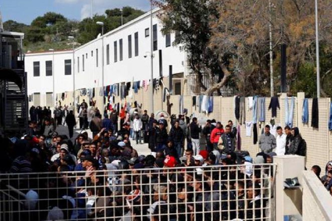 Migranti, ancora trasferimenti da hotspot di Lampedusa: 700 via in poche ore