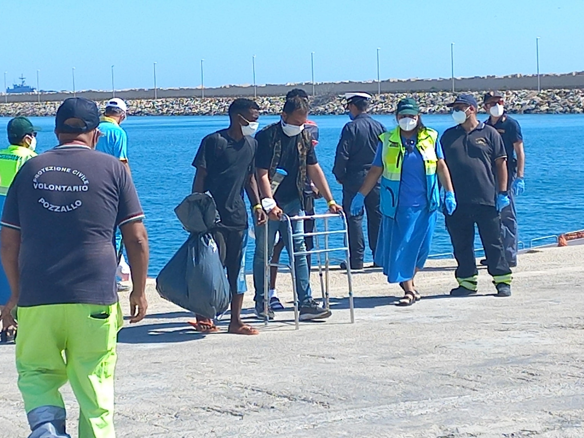 Migranti: trasferimenti in nave e aereo da Lampedusa
