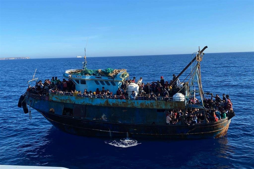 Migranti: sbarcano altri 98 a Lampedusa, 367 nell’hotspot