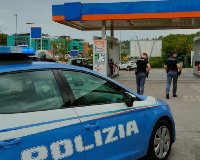 Autobus riparte e dimentica viaggiatrice 82enne nell’area di servizio: la Polizia la soccorre e la affida ai familiari