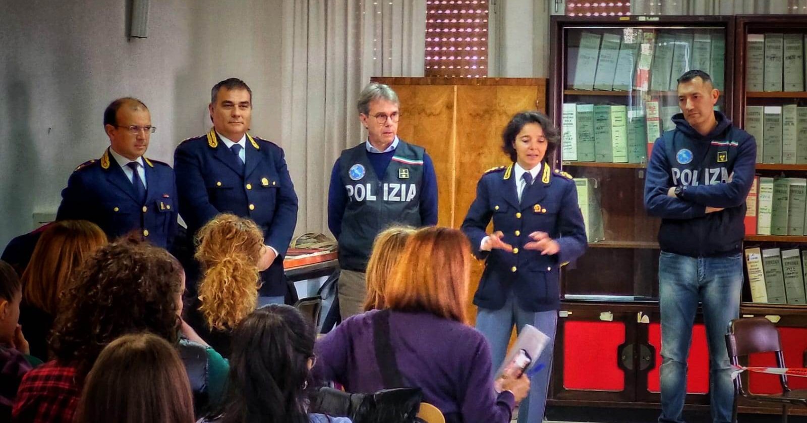 Caltanissetta. Lezione speciale della Polizia Scientifica all’Istituto “Luigi Russo” con la ricostruzione di una scena del crimine