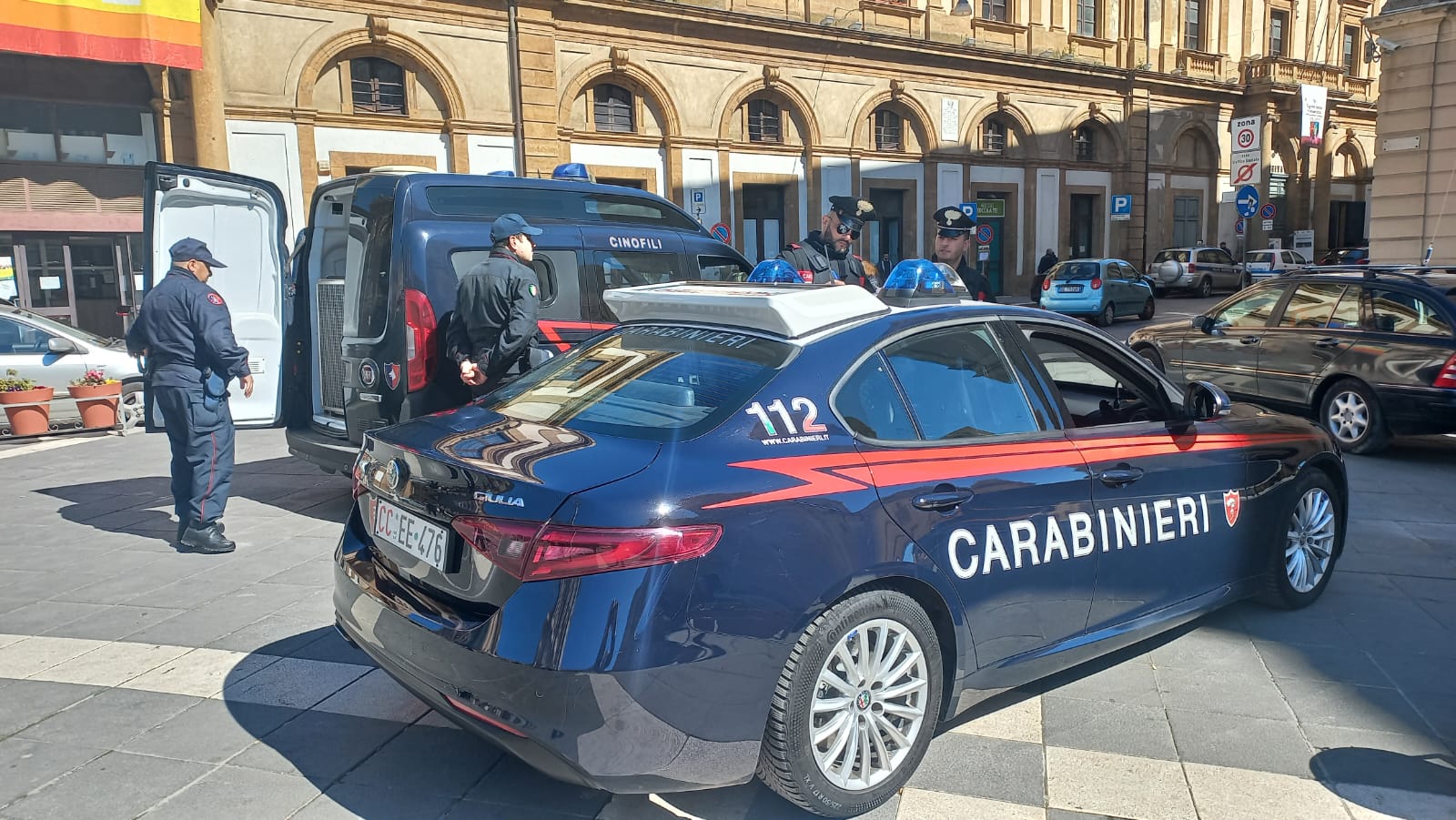 Caltanissetta, controlli dei Carabinieri in Centro Storico: tra i reati sequestrati 2 coltelli e marijuana