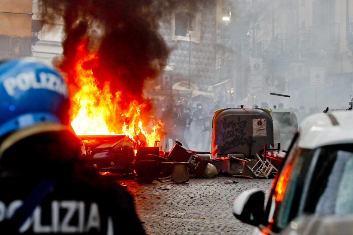 Tifoseria tedesca distrugge Napoli. “Non potevamo evitare l’arrivo degli ultras, le regole devono cambiare”