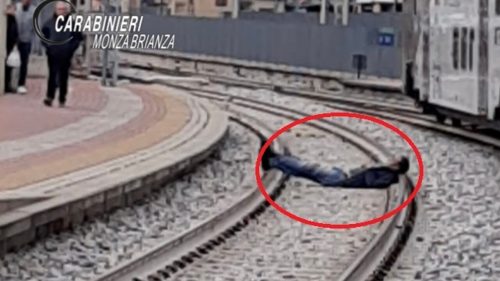 Si sdraia tra i binari e blocca i treni: “Avevo sonno”