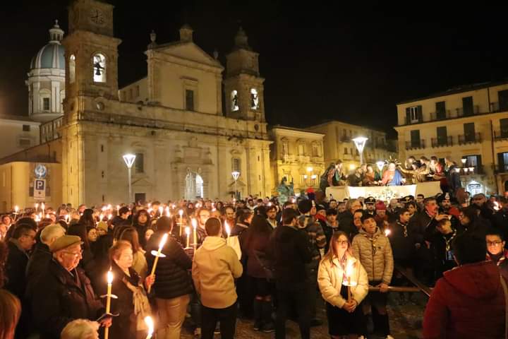 Caltanissetta torna a pregare in piazza con la Via Crucis e Contemplando le Vare