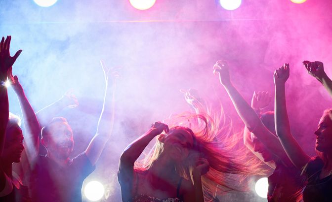 Rassegna stampa. Entra in un bar e simula di far sesso con la fidanzata: maxi multa da oltre 3mila euro
