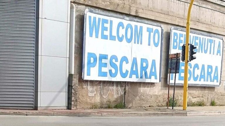 “Welcom to Pescara”, i manifesti con l’errore diventano virali