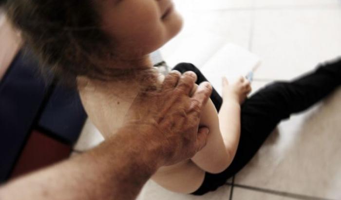 Italia, professore abusa di due studentesse disabili: riprendeva violenze con il cellulare