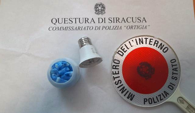 Pusher nascondeva droga in una lampadina a led installata in un portalampada: sequestrate 22 dosi di stupefacente