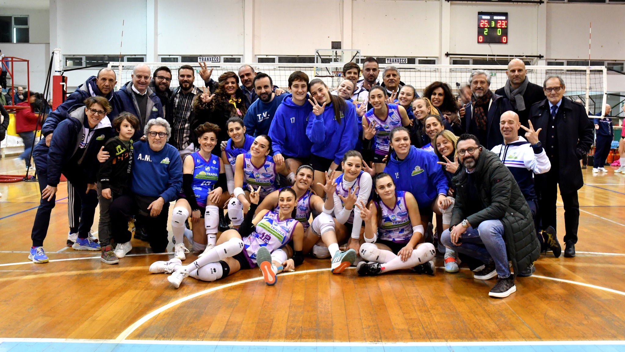 Collana con ciondolo piccolo e rotondo a fora di palla da pallavolo