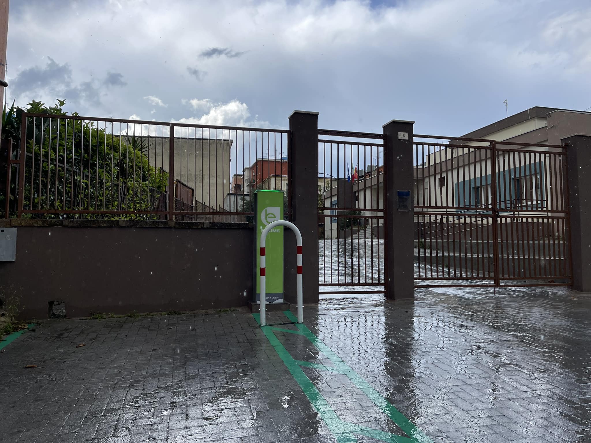 Delia. Attivata la colonnina di ricarica per autoveicoli elettrici all’esterno della scuola media “Luigi Russo”