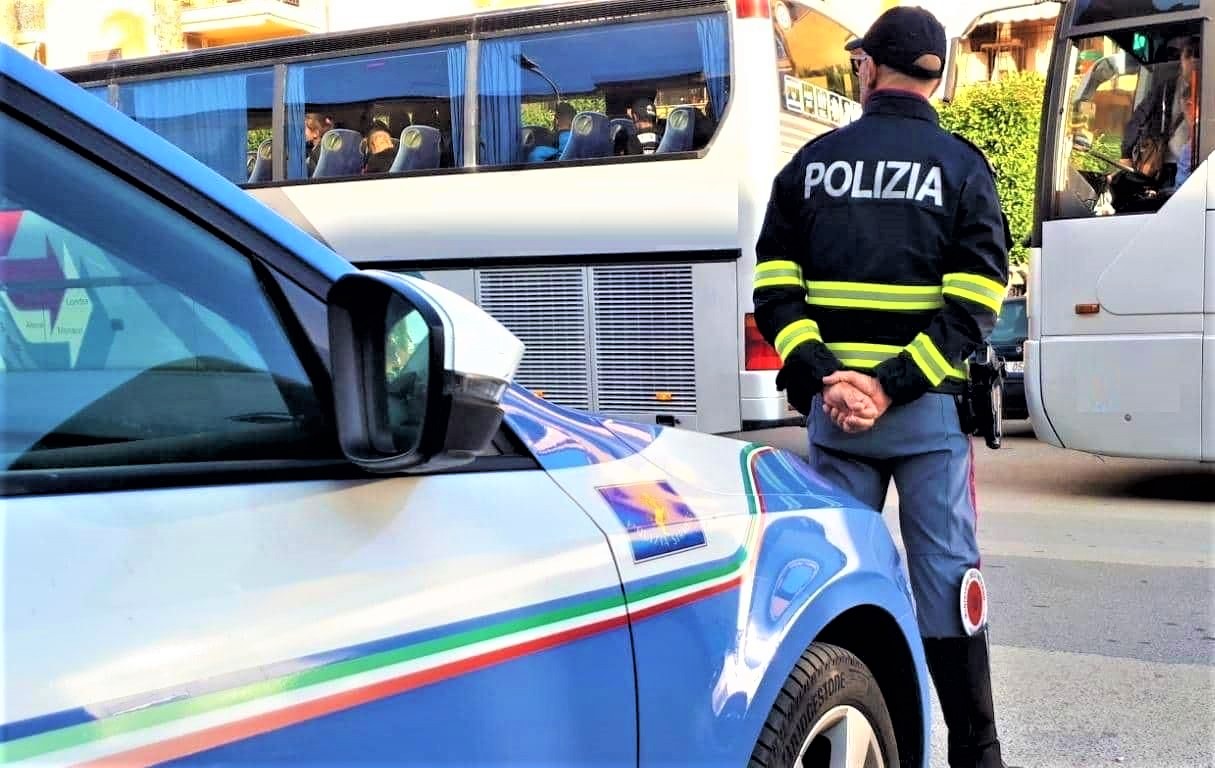 Gite scolastiche, a San Cataldo eseguiti controlli dalla Polizia Stradale su due pullman: riscontrate irregolarità, gita rinviata
