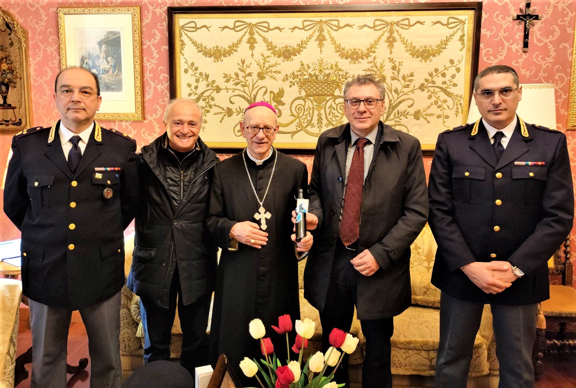 Caltanissetta. Il Vicario del Questore ha consegnato al vescovo Mario Russotto l’olio prodotto nel “Giardino della Memoria”