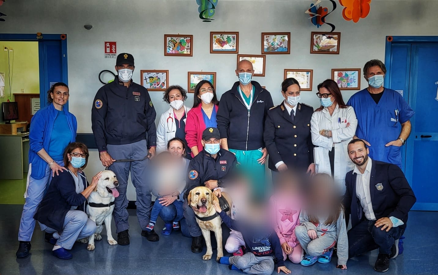 Caltanissetta. Agenti della Polizia di Stato hanno incontrato in Pediatria e Neonatologia bambini e personale sanitario del Sant’Elia