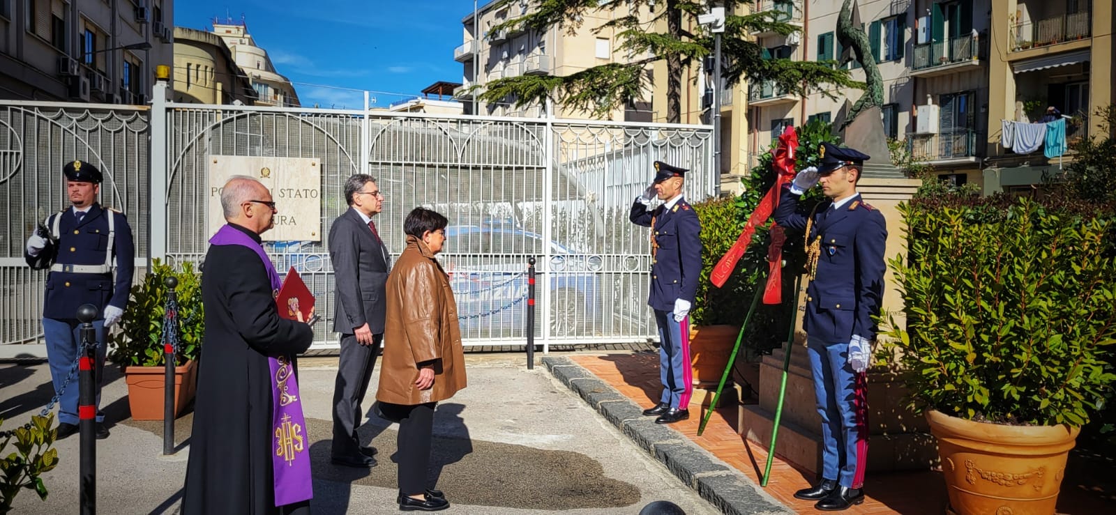 Caltanissetta, 171° anniversario polizia: deposta corona d’alloro presso il monumento dei caduti