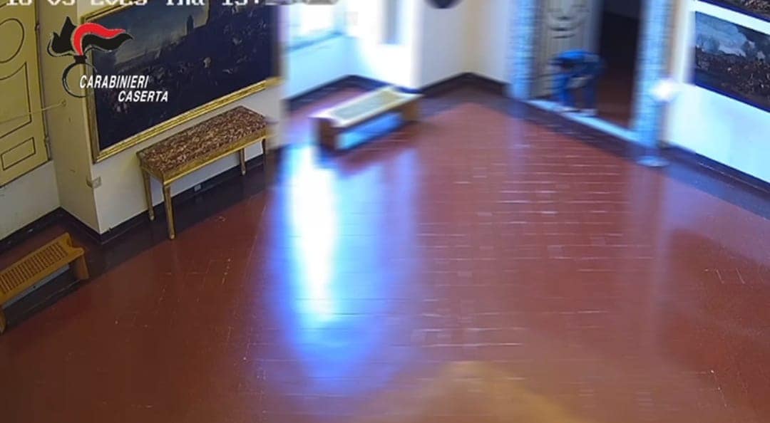 Visitatore solitario ruba preziosa mattonella da Palazzo Reale, ma i Carabinieri, con l’aiuto delle telecamere, lo denunciano