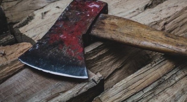 India, è convinto che la moglie abbia una relazione con il figlio 17enne: li aggredisce a colpi di ascia