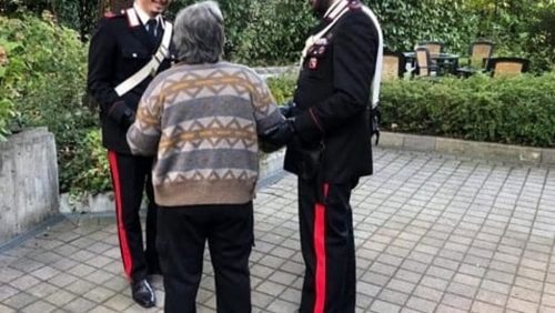 Sicilia, anziana vagava per la città in stato confusionale. Soldatessa in licenza la soccorre e contatta i parenti