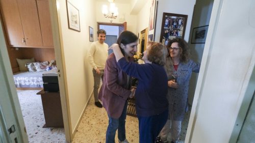 Palermo: Schlein accoglie invito, caffè a casa signora Cusimano in via Li Muli