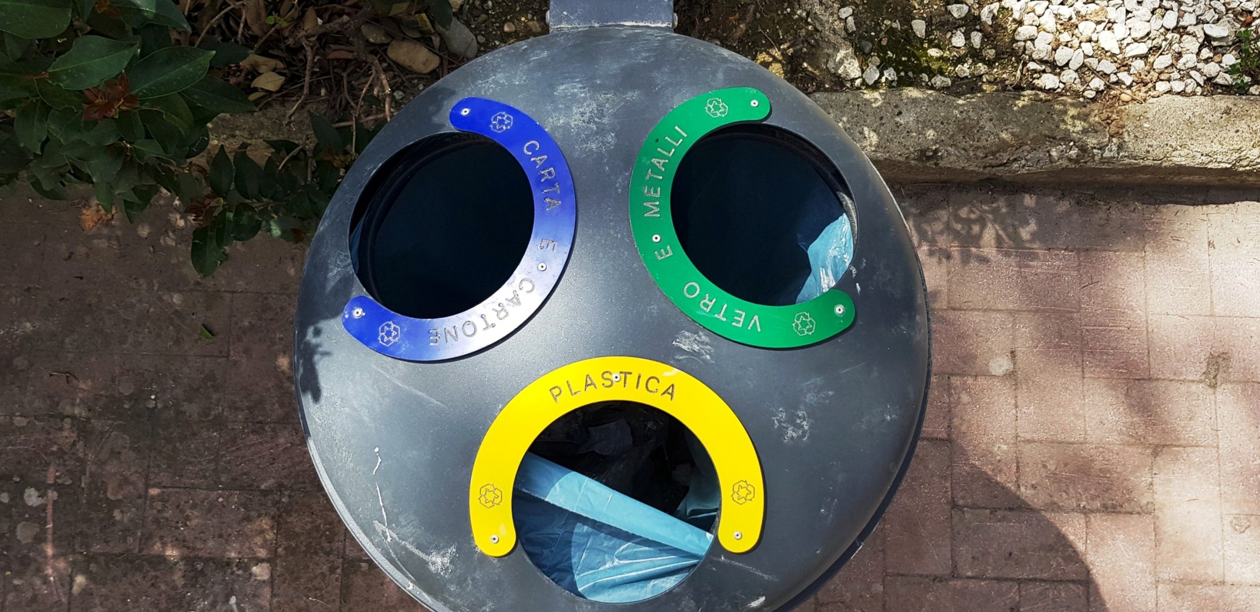 Caltanissetta. Leandro Janni: “I contenitori per la raccolta differenziata raccolgono “rifiuti” in un unico sacco di plastica azzurro chiaro”