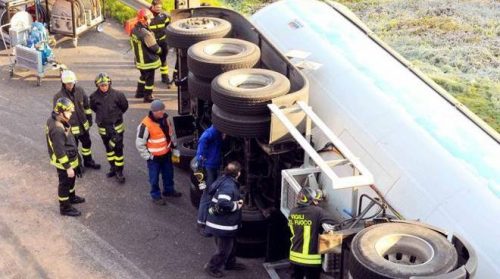 Si ribalta autocisterna di carburante, chiuso tratto A19. Tre feriti, uno in gravi condizioni