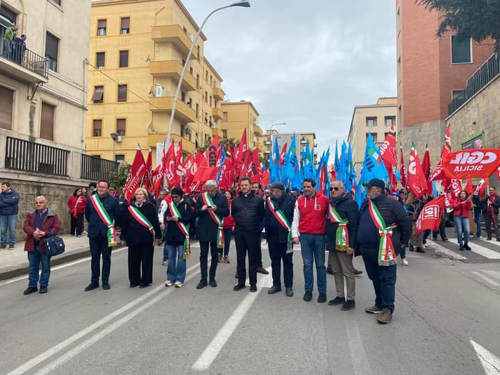 Caltanissetta, manifestazione regionale contro l’autonomia differenziata: “Meloni ci vuole per sempre vassalli”