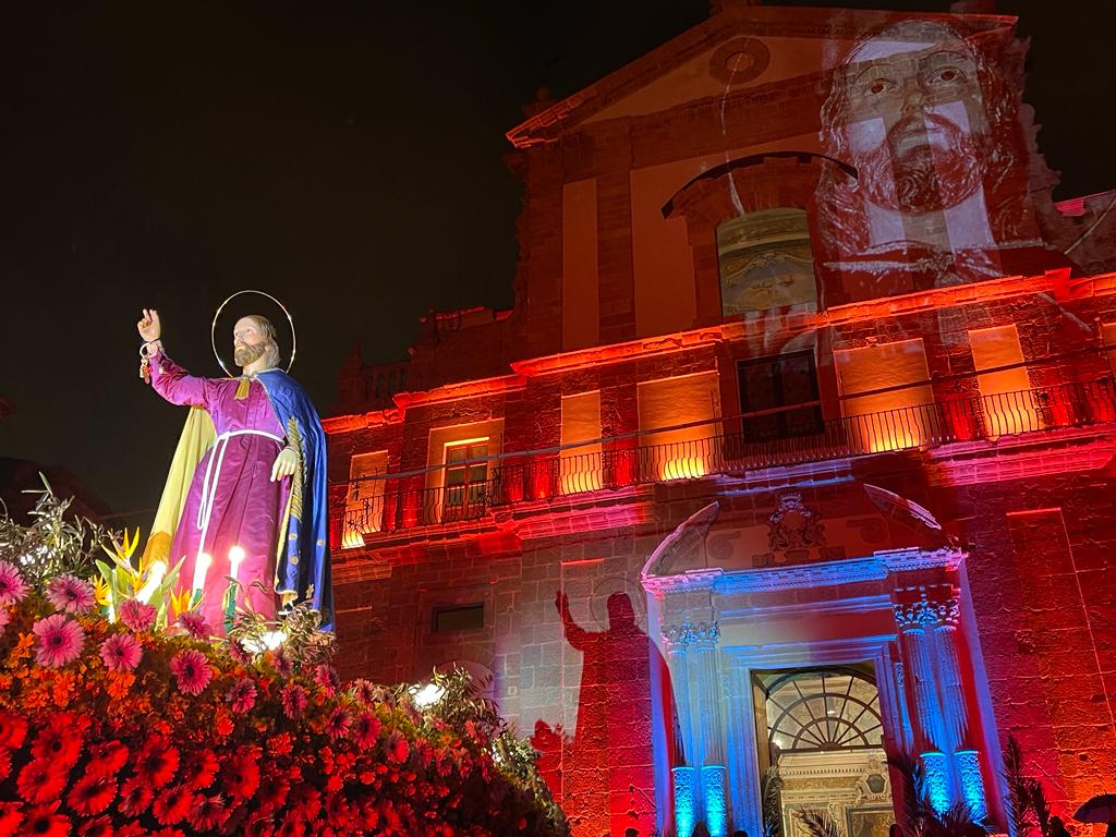 Caltanissetta, Gesù Nazareno sulla barca infiorata commuove il popolo: è iniziata la Settimana Santa più bella di Sicilia