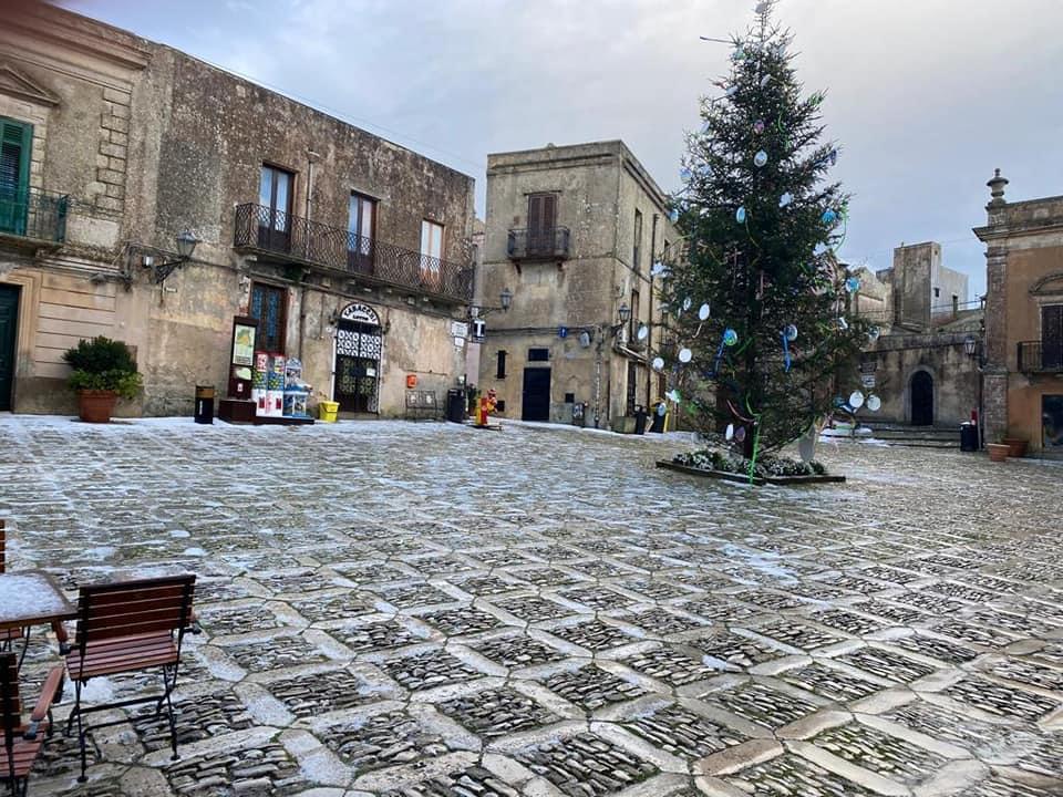 Meteo: strade imbiancate dalla neve a Erice