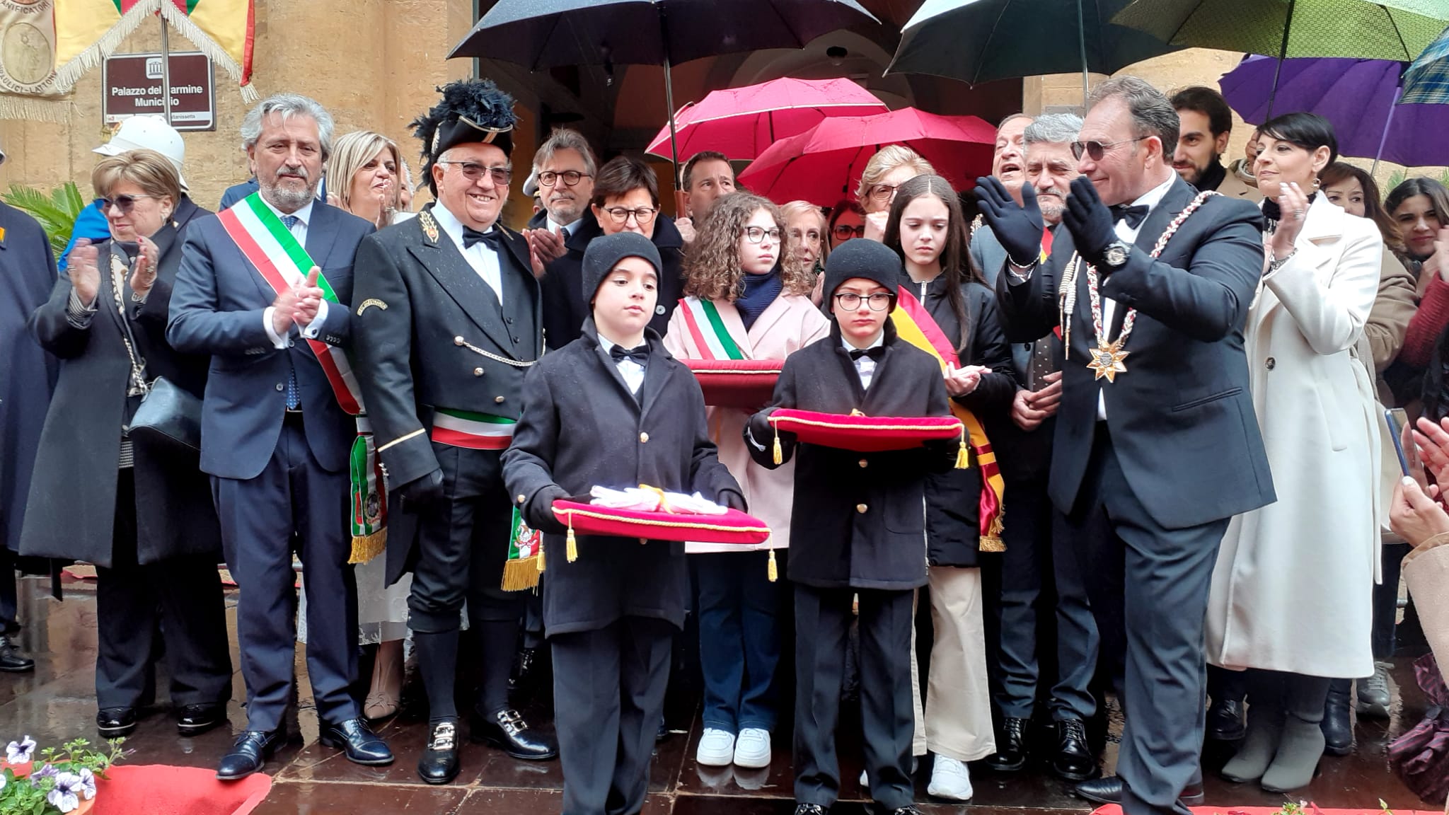 Caltanissetta, Real Maestranza: il sindaco consegna le chiavi al Capitano, neanche la pioggia “ferma” la tradizione