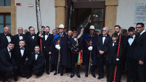 Caltanissetta, Real Maestranza: il Crocifisso affidato al Capitano, al via la processione penitenziale