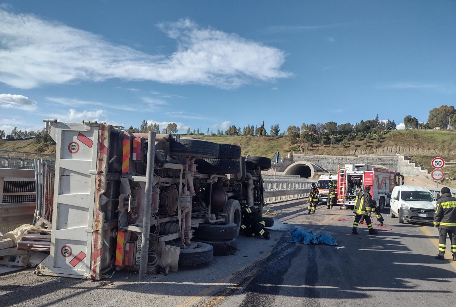 Caltanissetta, ricoverati al S.Elia 2 feriti nel ribaltamento di un tir: “liberati” dai vigili del fuoco