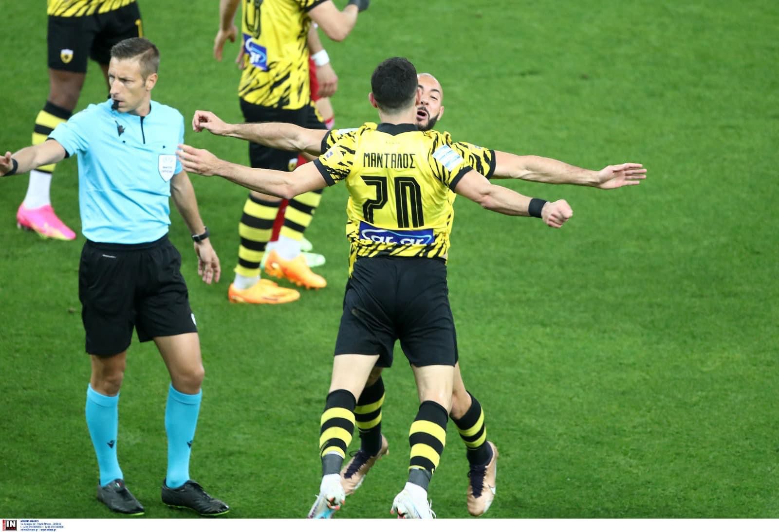 Massa dirige Olympiacos-Aek: invasione di campo, arbitro colpito ai genitali