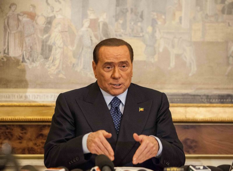 Berlusconi dopo 12 giorni lascia il reparto di terapia intensiva