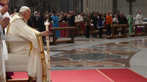 Veglia di Pasqua con Papa Francesco: in 8 mila nella Basilica Vaticana