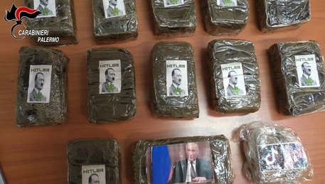 Panetti di hashish con le foto di Hitler e Putin, arrestata donna di 28 anni