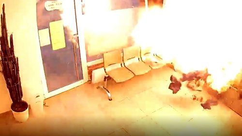 Spagna, dimentica l’accendino nei pantaloni: esplode l’asciugatrice, salvo per un soffio